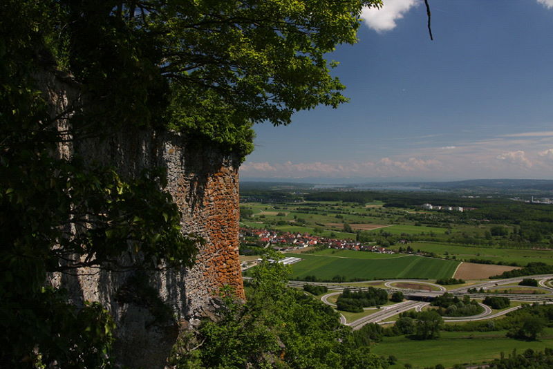 Burgruine mit Blick auf Hegau