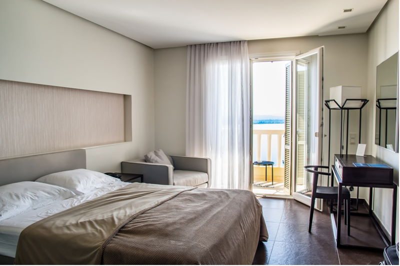 Hotelzimmer mit Balkon und einem Bett