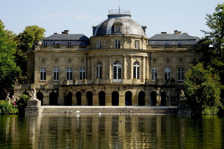 Imposantes Zeugnis blühender Barock-Kunst: See-Schloss Monrepos zwischen Residenzschloss und Lustschloss Favorite